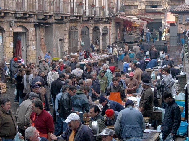 Pescheria panoramica dai canali.jpg